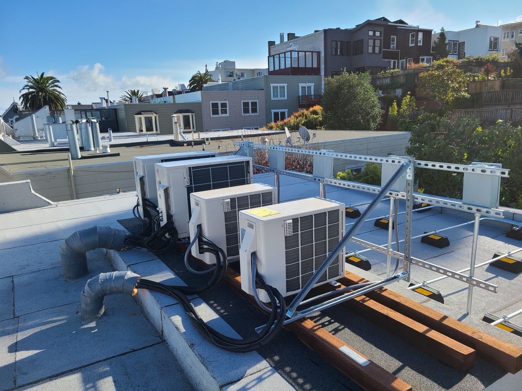Condensadores de bomba de calor instalados en un techo de San Francisco